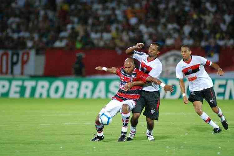 Aps dez anos, Santa Cruz e Atltico-GO voltam a duelar pela Copa do Brasil